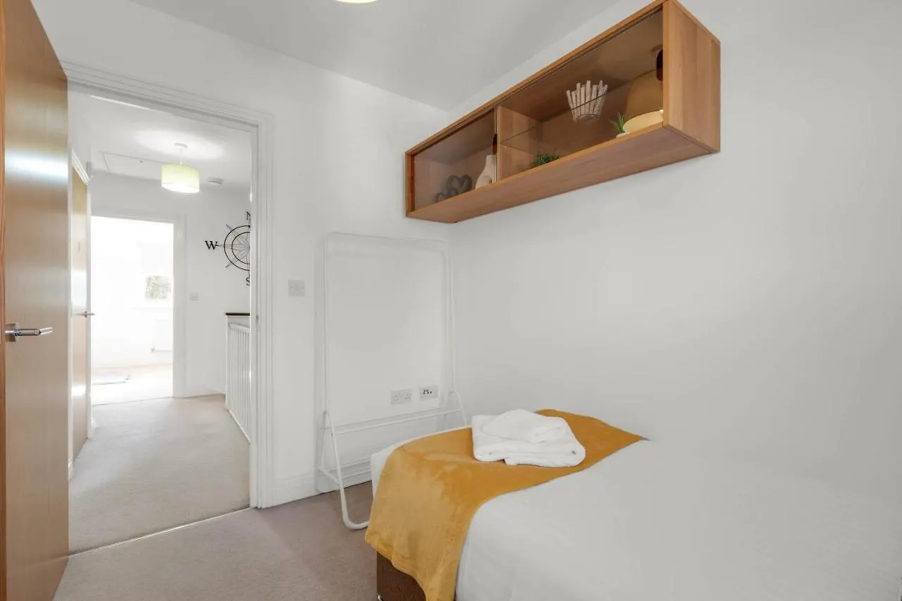 Foxherne 5Bdr 3Ba Serviced House With Parking - Slough By 360Stays United Kingdom