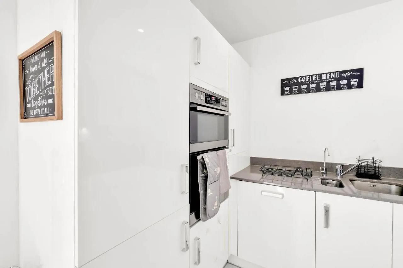 Foxherne 5Bdr 3Ba Serviced House With Parking - Slough By 360Stays Holiday home
