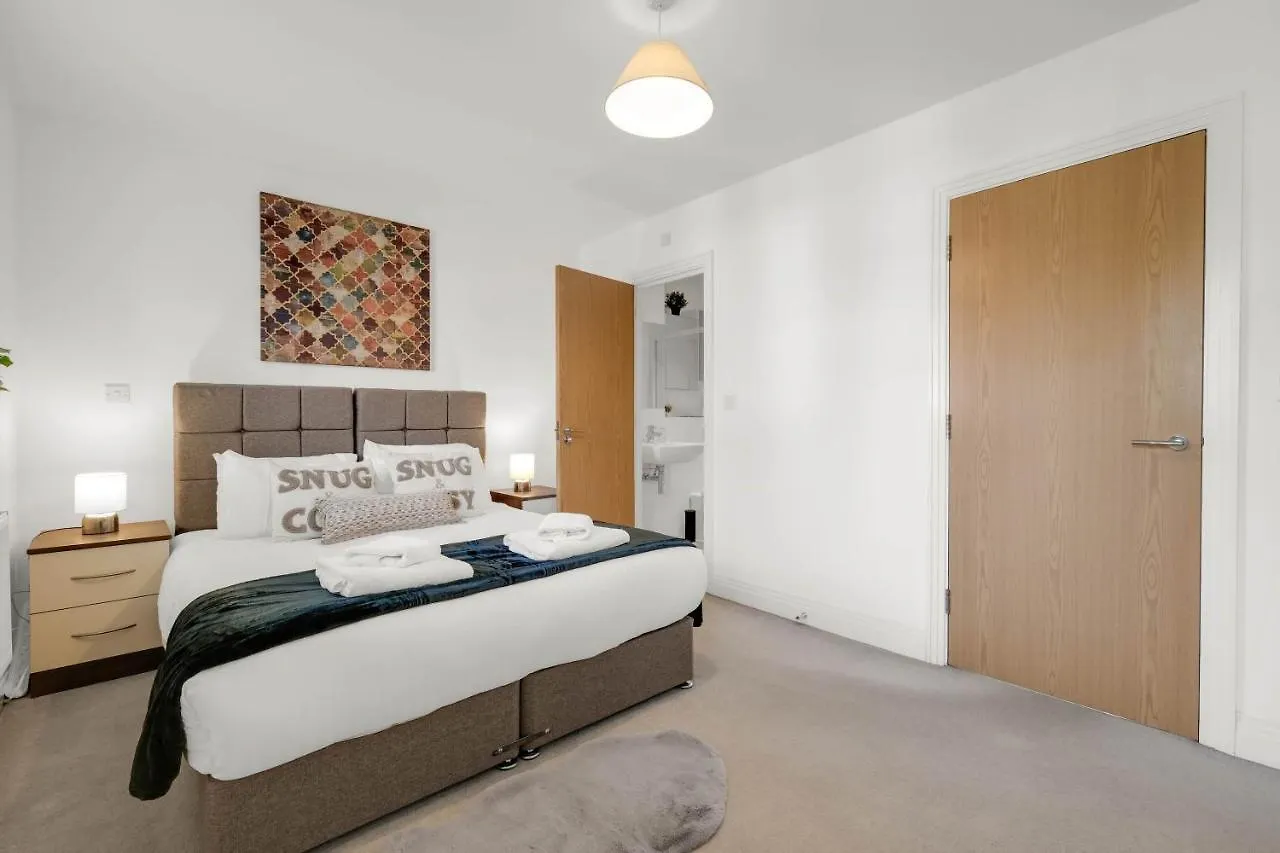 Foxherne 5Bdr 3Ba Serviced House With Parking - Slough By 360Stays 0*,