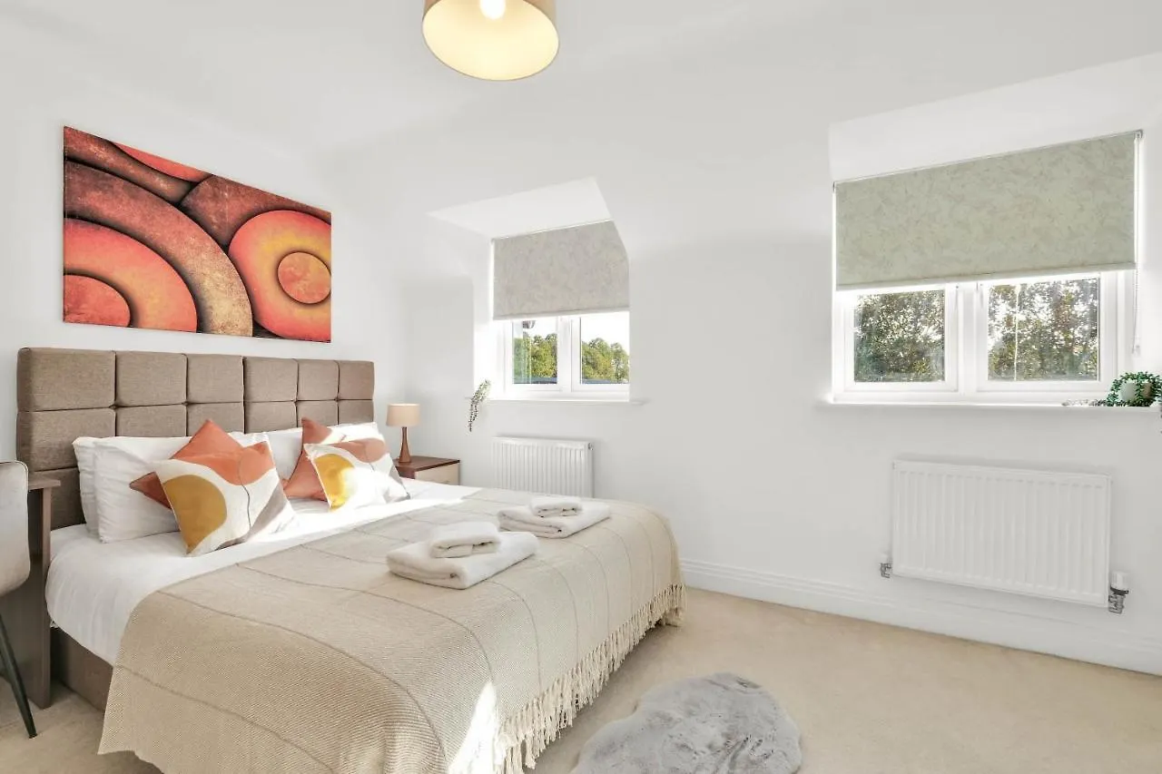 Foxherne 5Bdr 3Ba Serviced House With Parking - Slough By 360Stays Holiday home