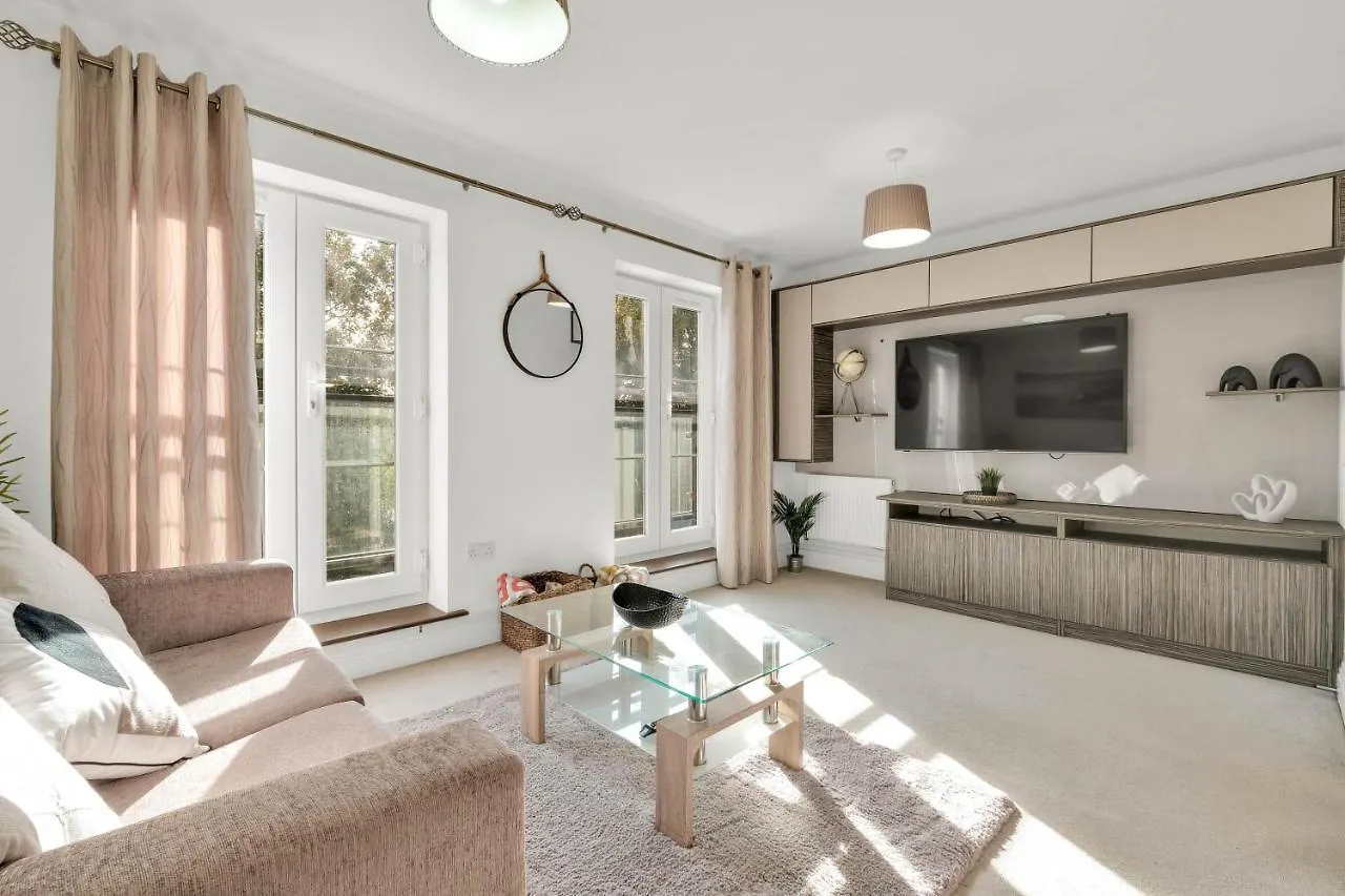 Foxherne 5Bdr 3Ba Serviced House With Parking - Slough By 360Stays