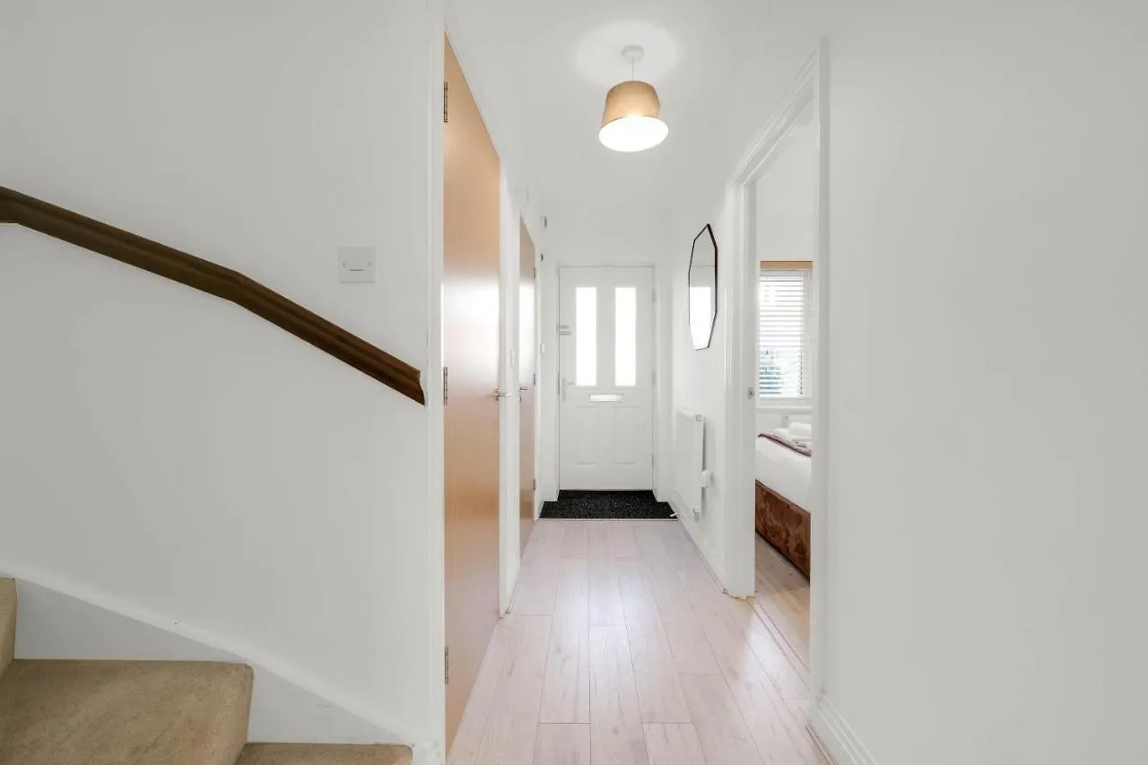 Foxherne 5Bdr 3Ba Serviced House With Parking - Slough By 360Stays United Kingdom