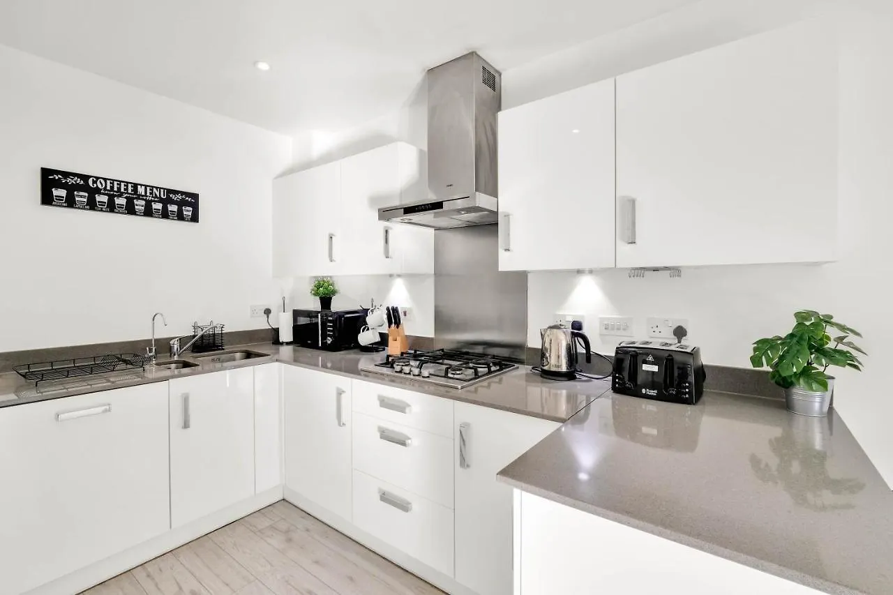 Foxherne 5Bdr 3Ba Serviced House With Parking - Slough By 360Stays