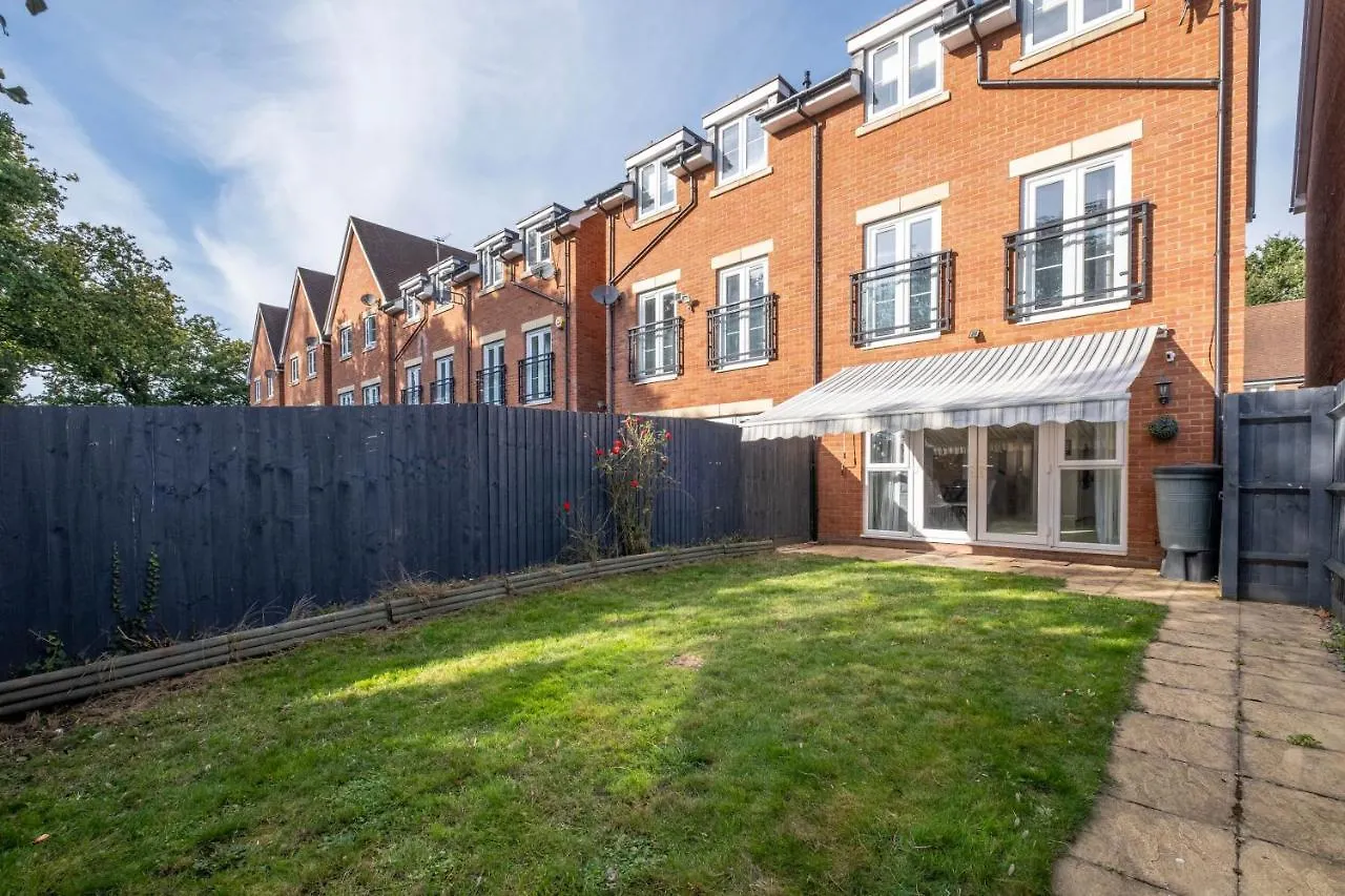 Foxherne 5Bdr 3Ba Serviced House With Parking - Slough By 360Stays United Kingdom