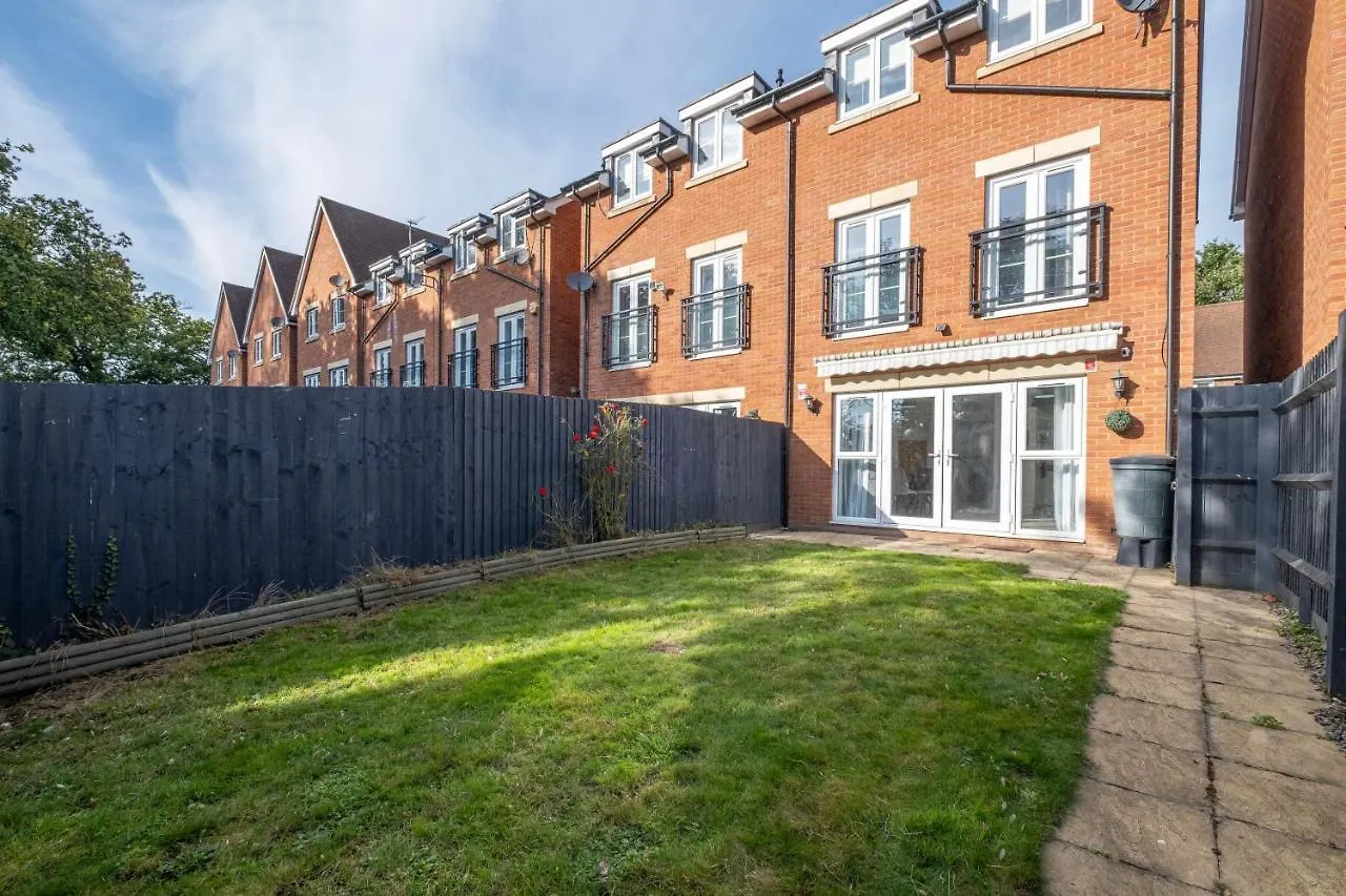 Foxherne 5Bdr 3Ba Serviced House With Parking - Slough By 360Stays 0*,  United Kingdom