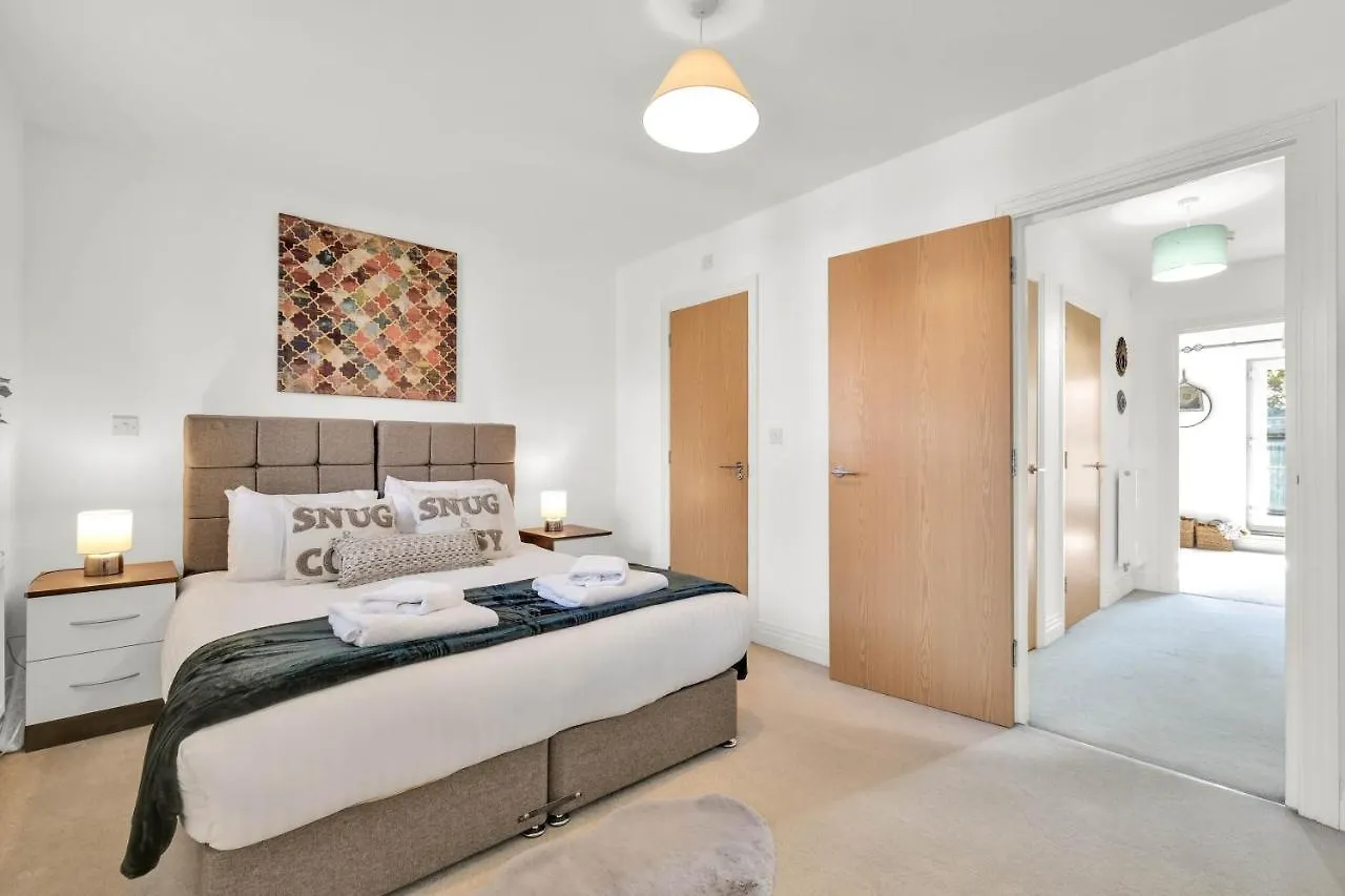 Foxherne 5Bdr 3Ba Serviced House With Parking - Slough By 360Stays