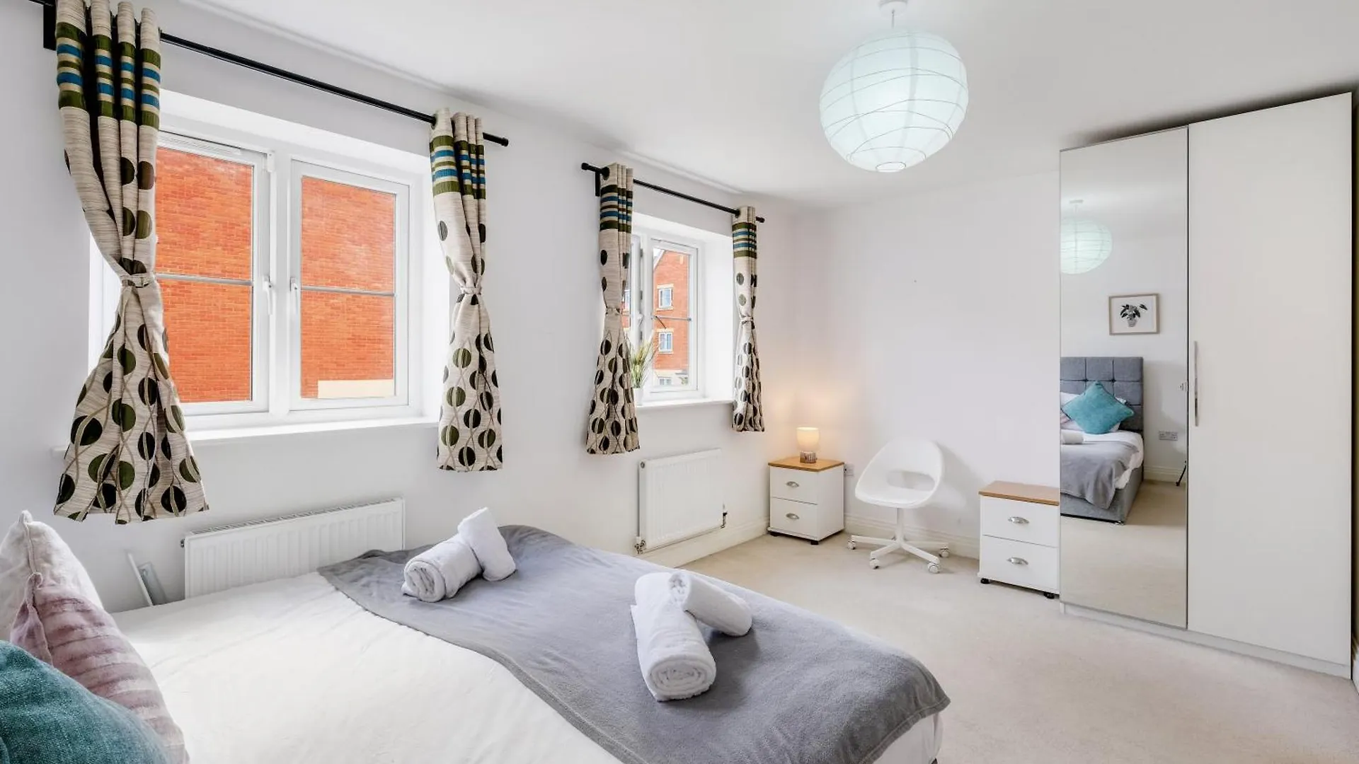 Holiday home Foxherne 5Bdr 3Ba Serviced House With Parking - Slough By 360Stays United Kingdom