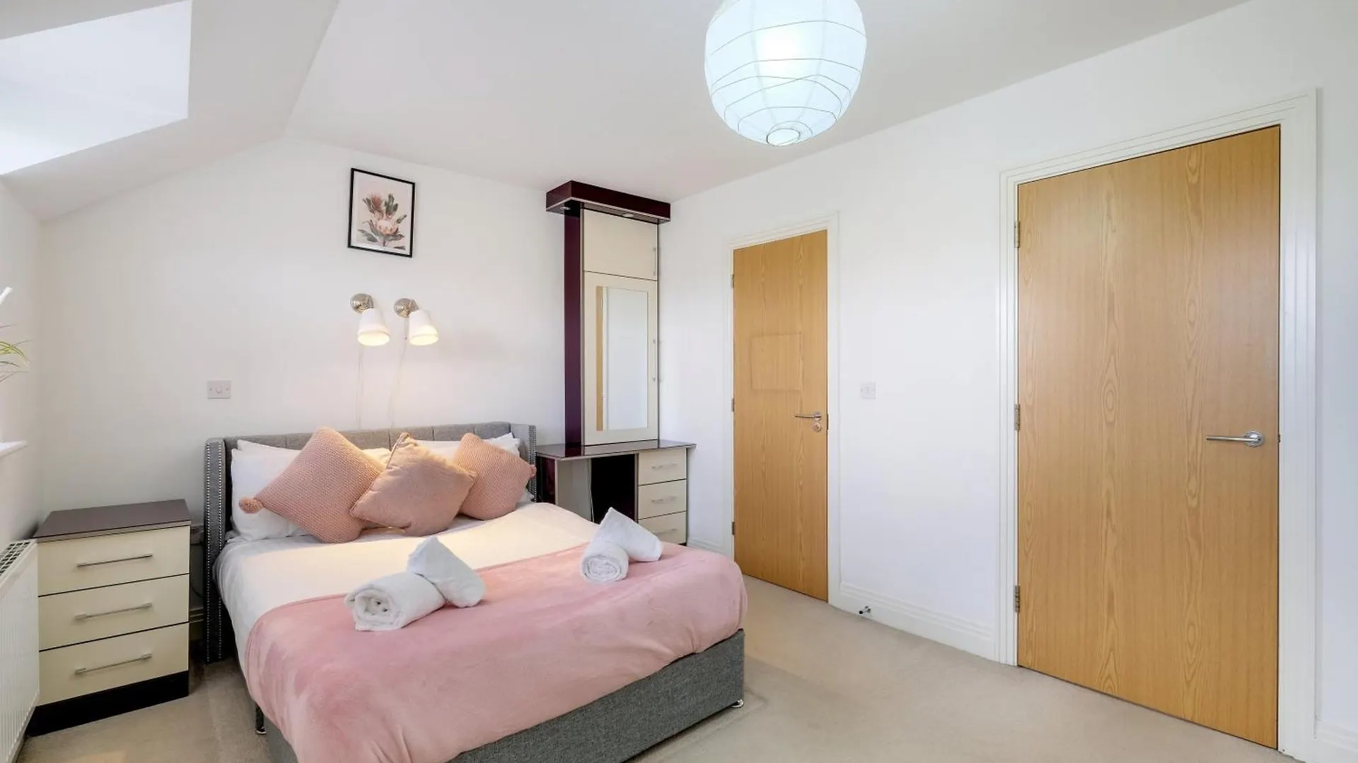 Foxherne 5Bdr 3Ba Serviced House With Parking - Slough By 360Stays Holiday home