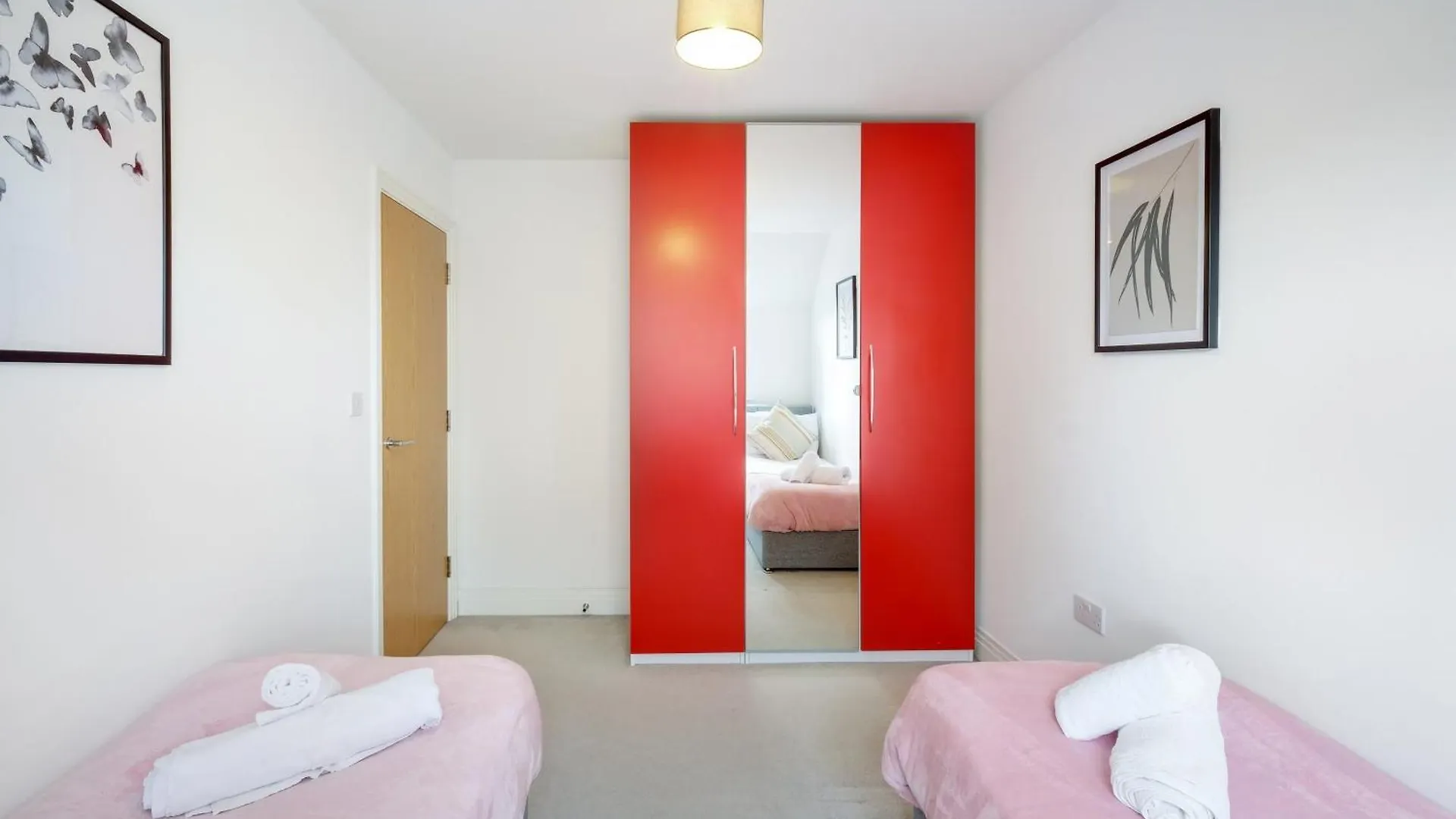Foxherne 5Bdr 3Ba Serviced House With Parking - Slough By 360Stays