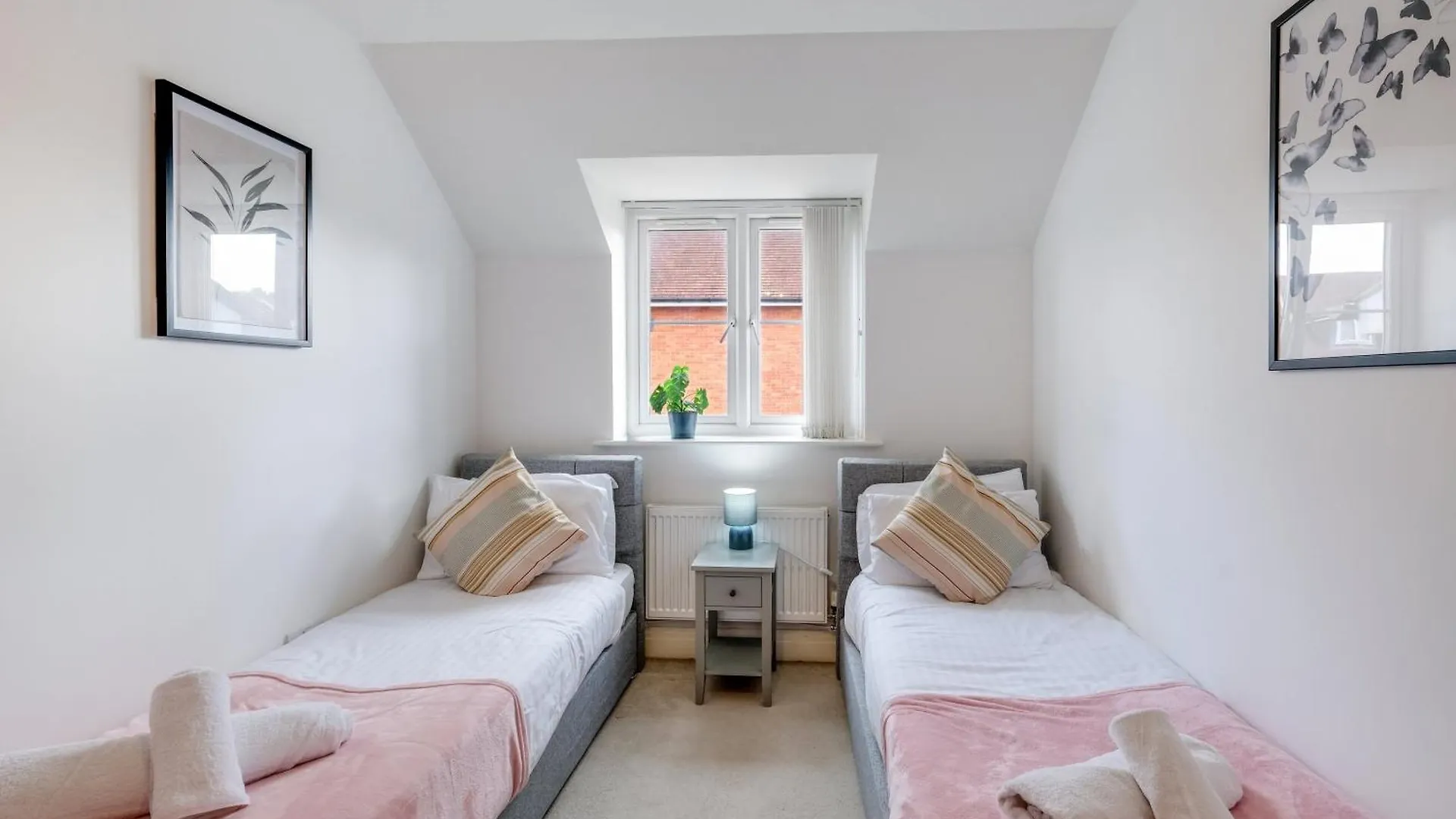 Foxherne 5Bdr 3Ba Serviced House With Parking - Slough By 360Stays 0*,