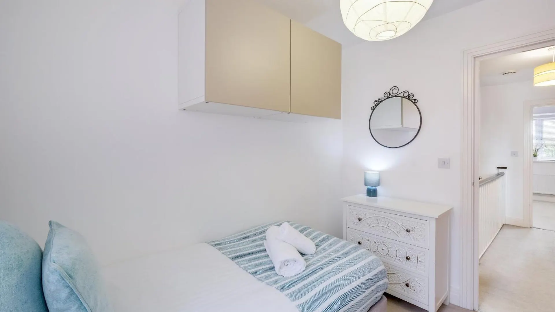 Foxherne 5Bdr 3Ba Serviced House With Parking - Slough By 360Stays 0*,  United Kingdom