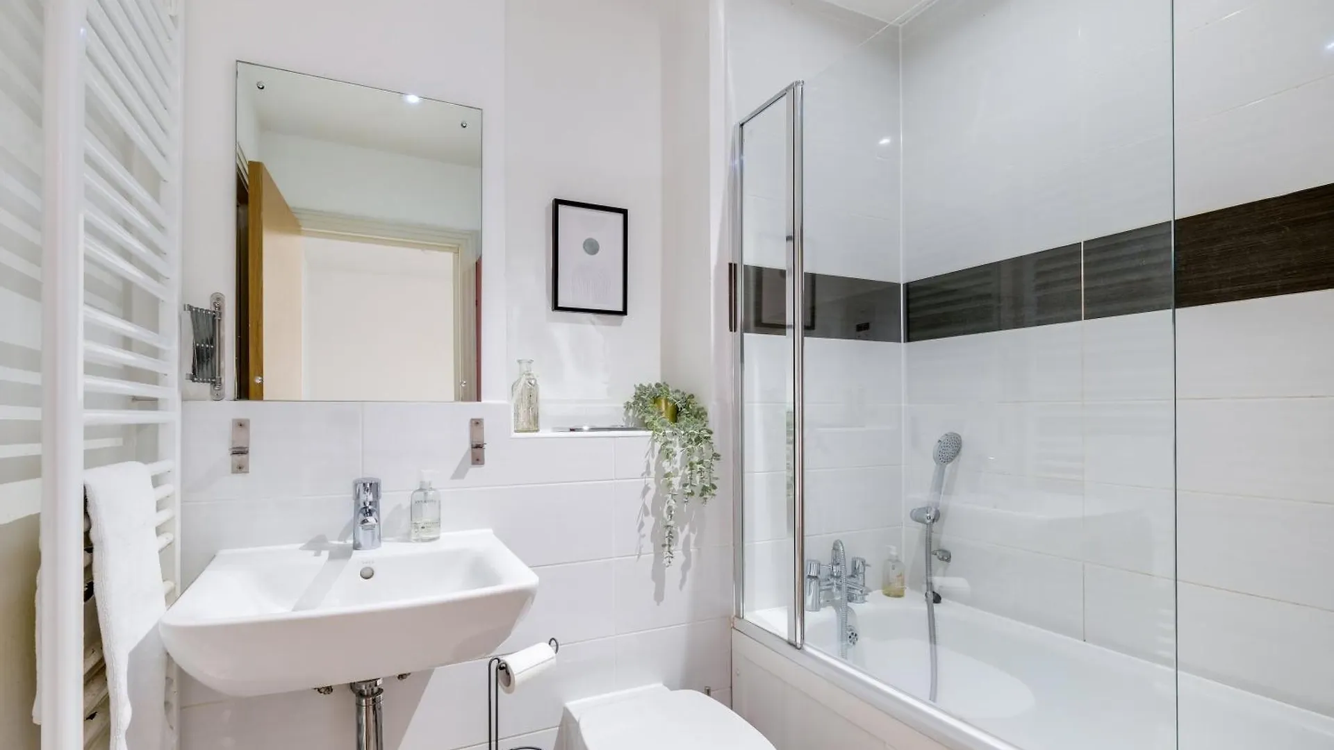Foxherne 5Bdr 3Ba Serviced House With Parking - Slough By 360Stays