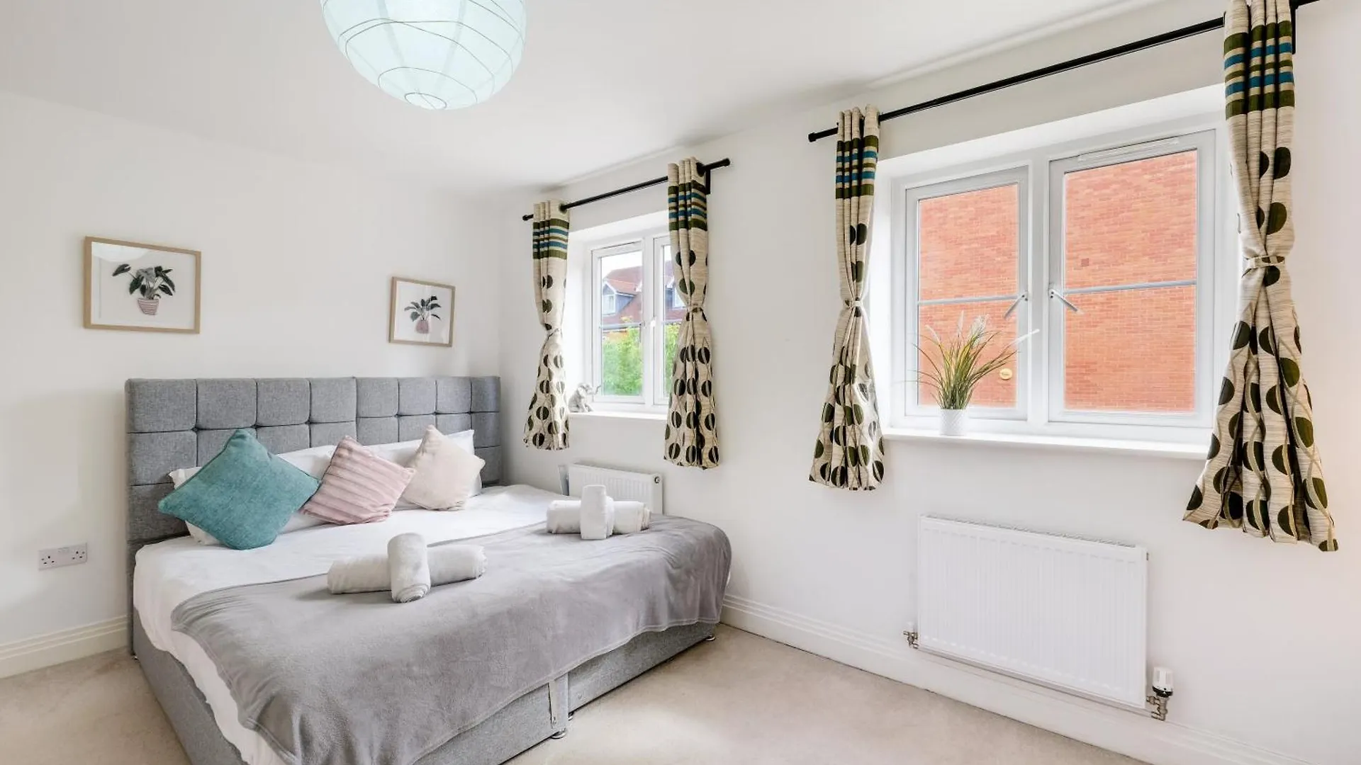 Holiday home Foxherne 5Bdr 3Ba Serviced House With Parking - Slough By 360Stays