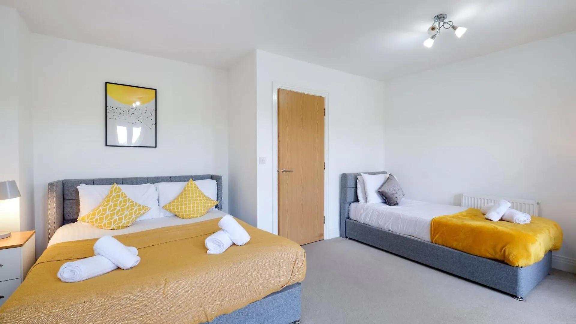 Foxherne 5Bdr 3Ba Serviced House With Parking - Slough By 360Stays 0*,  United Kingdom