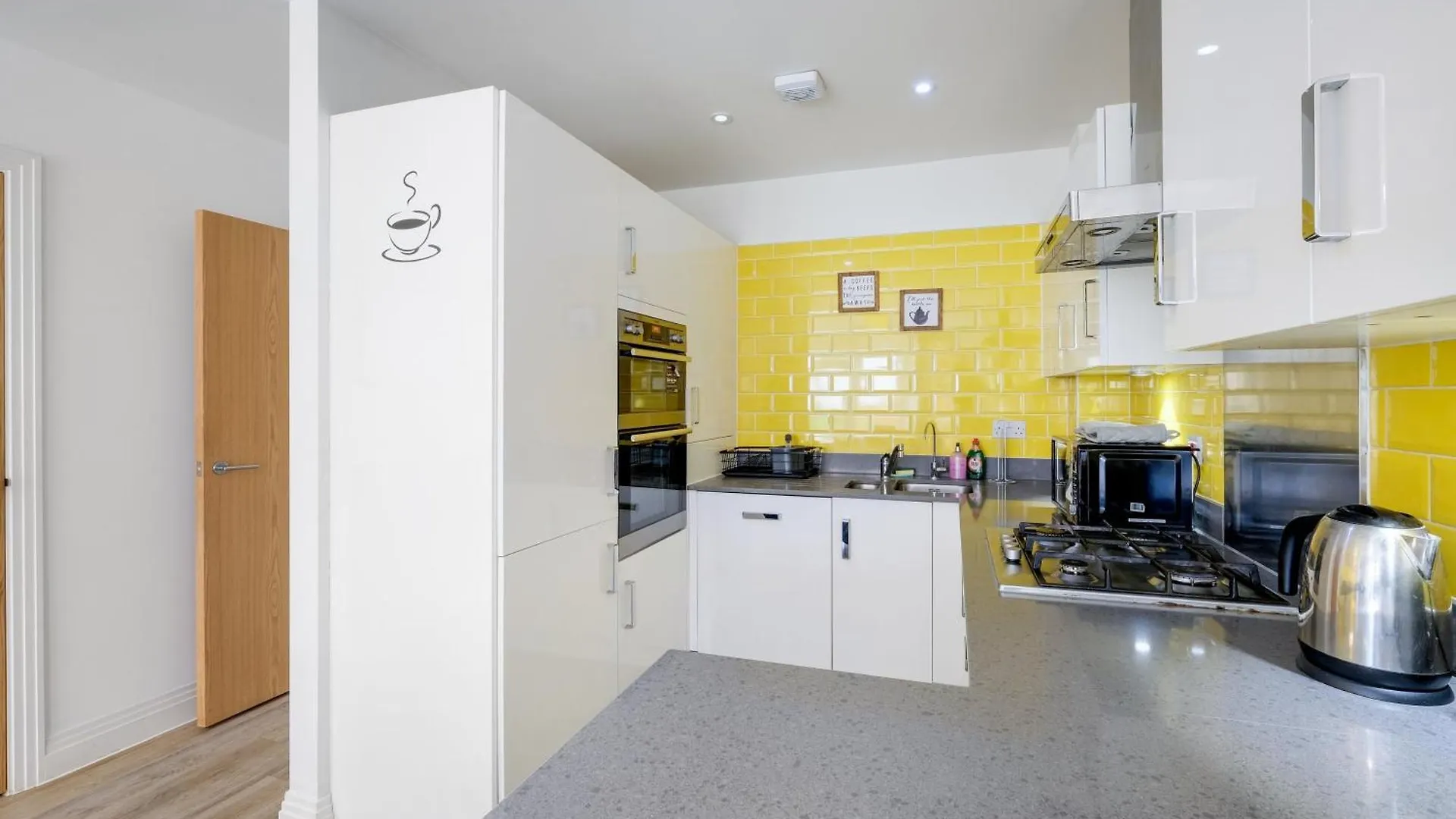 Holiday home Foxherne 5Bdr 3Ba Serviced House With Parking - Slough By 360Stays
