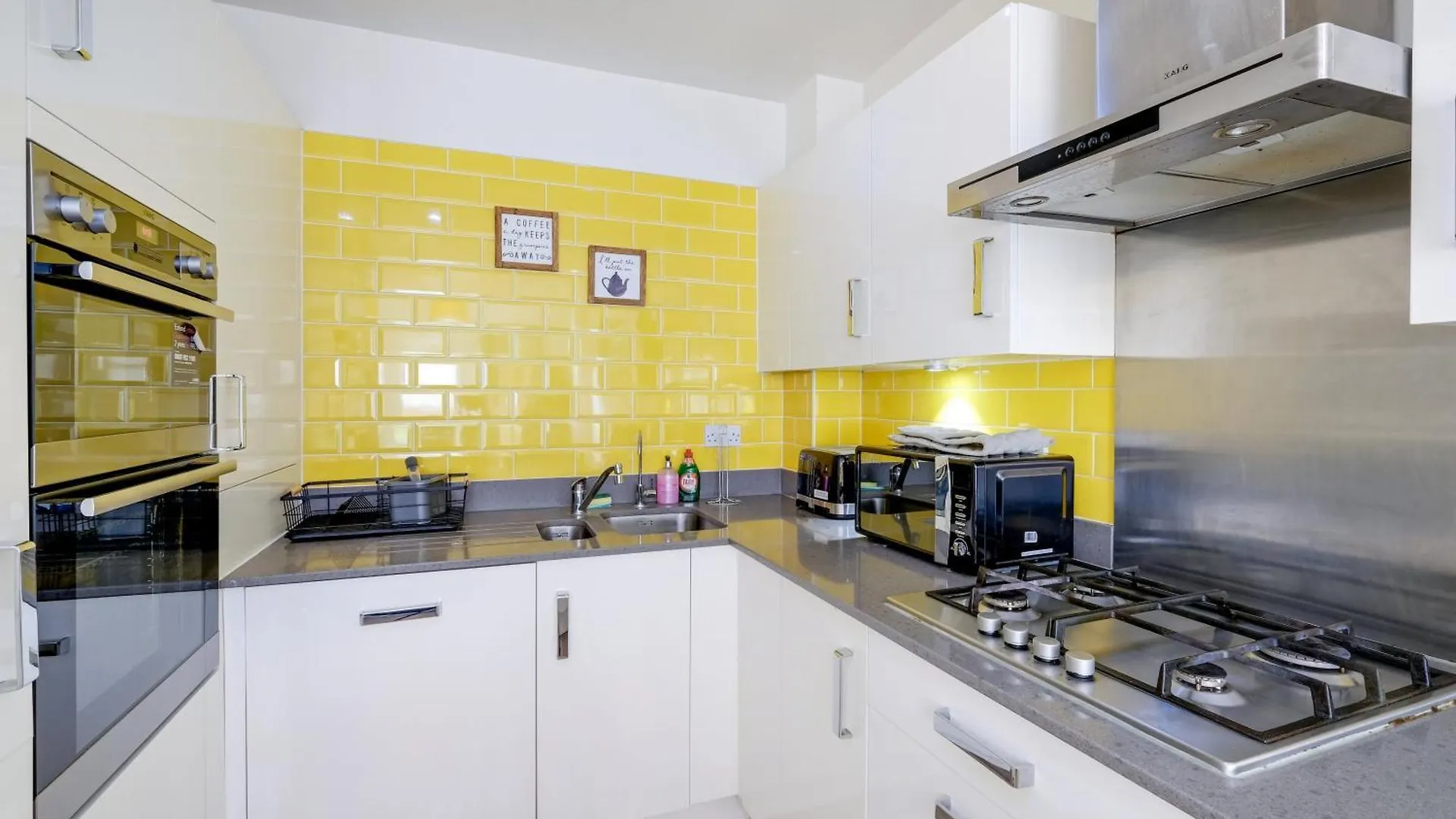 Foxherne 5Bdr 3Ba Serviced House With Parking - Slough By 360Stays
