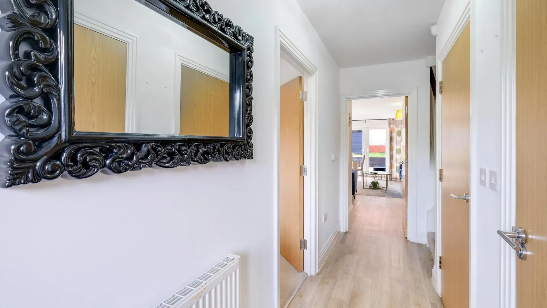 Foxherne 5Bdr 3Ba Serviced House With Parking - Slough By 360Stays 0*,  United Kingdom
