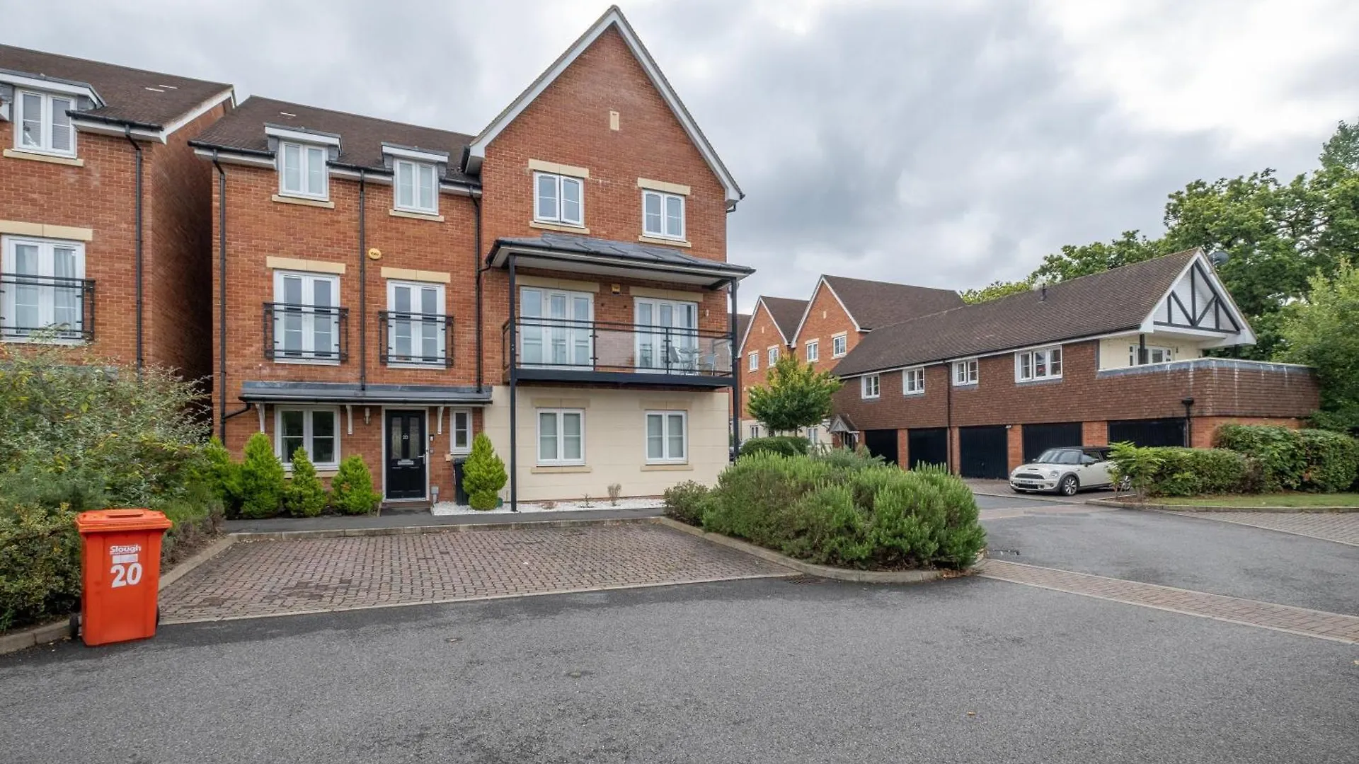 Holiday home Foxherne 5Bdr 3Ba Serviced House With Parking - Slough By 360Stays United Kingdom